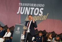 Oaxaca Mayor Raymundo Chagoya is saving his city’s water with people power Oaxaca mayor Raymundo Chagoya speaking at a podium with "Transformando Juntos la Capital" banner behind him as people sit in antique-style carved wooden chairs watching.