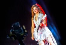 Shakira has sold a record-breaking 1 million tickets in Mexico Shakira with guitar