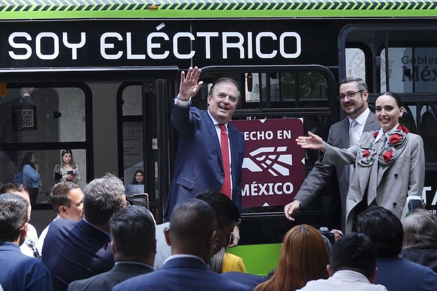 Electric bus witha sign related to Plan Mexico that says I am electric and Made in Mexico.