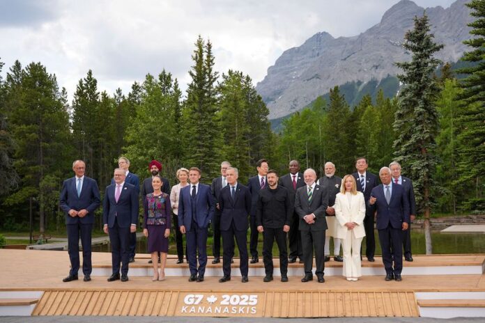 At the G7, Sheinbaum appeared between French President Macron and Australian Prime Minister Anthony Albanese in an official leaders' photo.