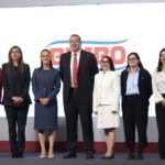 Bimbo announces US $2 billion investment in 7 Mexican states 7 men and women standing on a stage