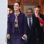 Foreign Affairs Minister Juan Ramón de la Fuente and Economy Minister Marcelo Ebrard follow behind President Sheinbaum