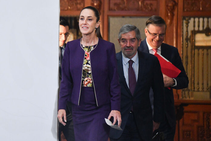 Foreign Affairs Minister Juan Ramón de la Fuente and Economy Minister Marcelo Ebrard follow behind President Sheinbaum
