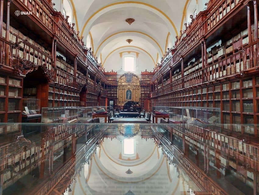 Interior of Biblioteca Palafoxiana in Puebla