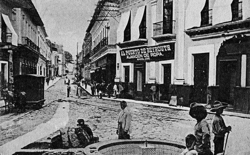 Black and white photo of the store Al Puerto de Beirut, the first Chedraui, in early 20th-century Xalapa