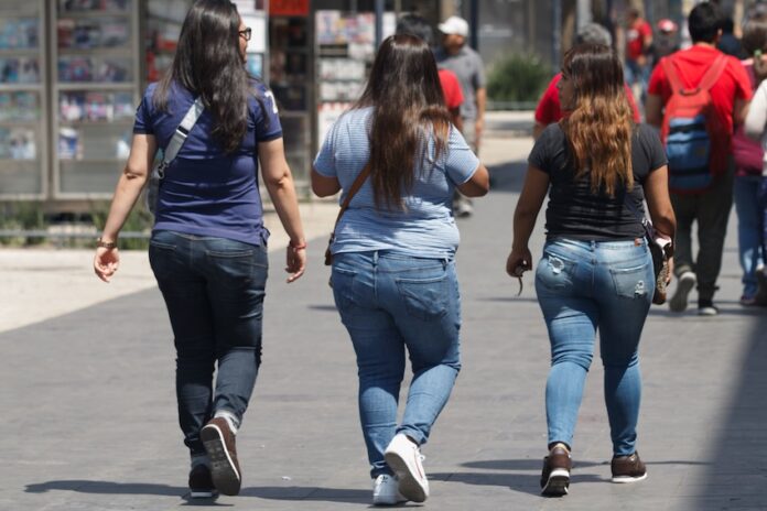 Three overweight women walking in the street, part of the obesity in Mexico crisis