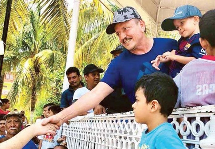 Farías received a celebrity's welcome after his return to Tepalcatepec yesterday.