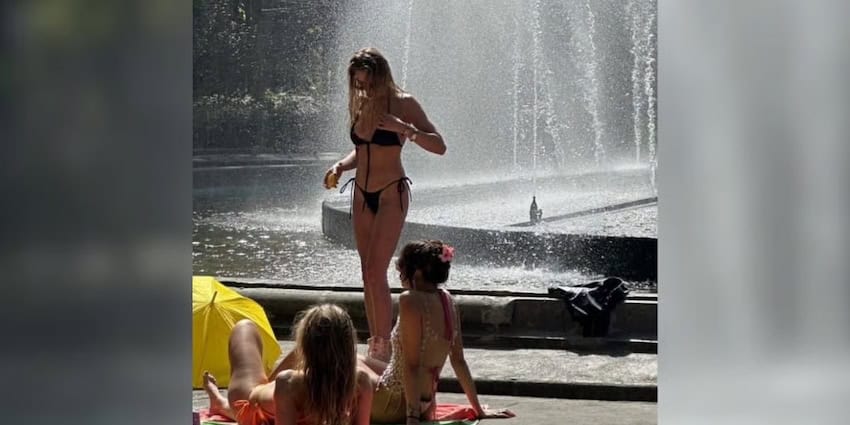A woman in a bikini in a fountain in Roma Norte's Plaza de Rio de Janeiro