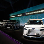 GAC Chinese cars sit on a stage in a Mexican showroom in front of a banner reading "GAC Hybrid: Mas confiabilidad"