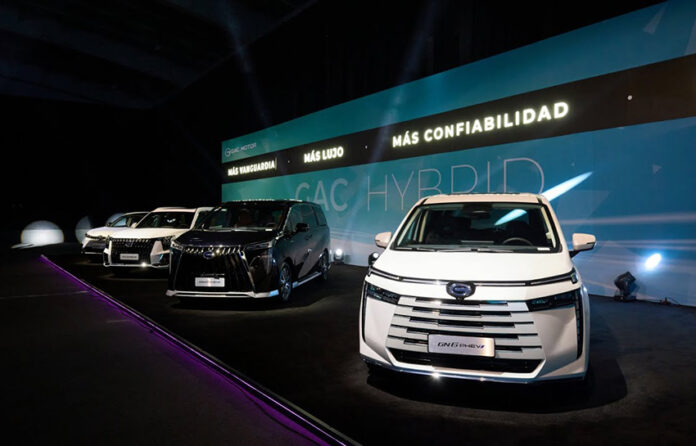 GAC Chinese cars sit on a stage in a Mexican showroom in front of a banner reading 