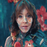 Lindsay Stirling performs with her violin amid colorful floral projections in the romo shot for The Duality Tour, which she brings to Guadalajara's Auditorio Telmex on August 6.