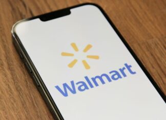 Walmart executives back Plan México after meeting with Sheinbaum cel phone with image of Walmart logo