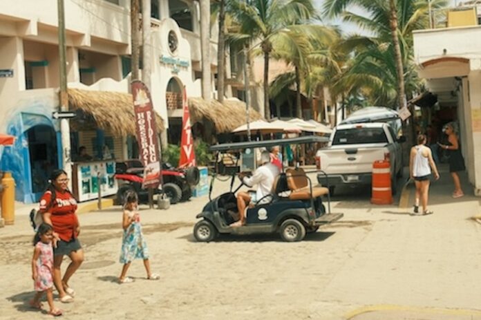 golf cart, people and buidlings of a Nayarit town