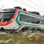 What’s next for Mexico’s growing rail system? Officials share advances in Nuevo León, Guadalajara, SLP, Sinaloa and more A red, white and green train speeds through a field.