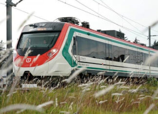 What’s next for Mexico’s growing rail system? Officials share advances in Nuevo León, Guadalajara, SLP, Sinaloa and more A red, white and green train speeds through a field.