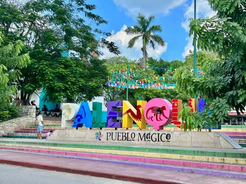 Palenque monumental letters in the middle of a downtown park.