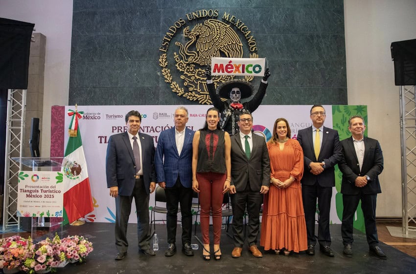 A group of dignitaries and President Claudia Sheinbaum pose for a photograph